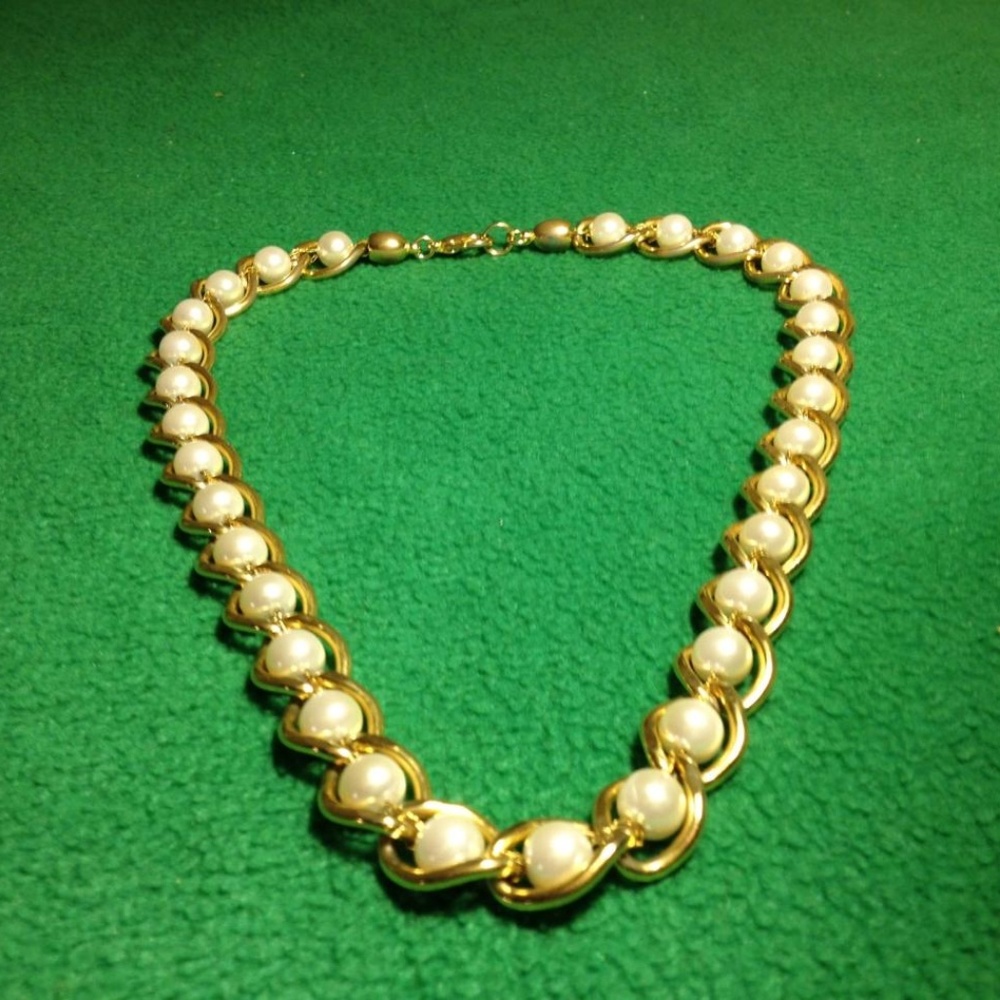 Vintage 9" Necklace Pearl & Gold Linked Costume..